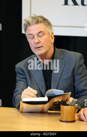 Princeton, New Jersey, Stati Uniti. 10th novembre 2017. Alec Baldwin e Kurt Andersen hanno ritratto a Barnes and Noble per un evento di firma del libro per il nuovo libro, You Can't Spell America Without Me a Princeton, New Jersey il 10 novembre 2017 Credit: Star Shooter/Media Punch/Alamy Live News Foto Stock