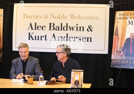 Princeton, New Jersey, Stati Uniti. 10th novembre 2017. Alec Baldwin e Kurt Andersen hanno ritratto a Barnes and Noble per un evento di firma del libro per il nuovo libro, You Can't Spell America Without Me a Princeton, New Jersey il 10 novembre 2017 Credit: Star Shooter/Media Punch/Alamy Live News Foto Stock