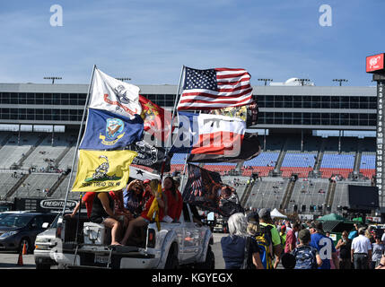 Fort Worth, Texas, Stati Uniti d'America. 5 Novembre, 2017. Fan viaggiare nel retro di un pick-up con bandiere al Texas Motor Speedway il Sabato, 5 novembre 2017 al Texas Motor Speedway di Fort Worth, Texas. Matthew Lynch/CSM/Alamy Live News Foto Stock