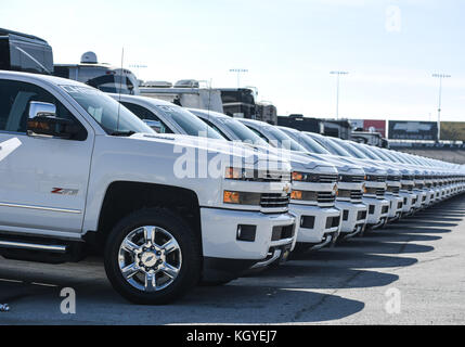 Fort Worth, Texas, Stati Uniti d'America. 5 Novembre, 2017. Chevrolet trucks schierate al Texas Motor Speedway il Sabato, 5 novembre 2017 al Texas Motor Speedway di Fort Worth, Texas. Matthew Lynch/CSM/Alamy Live News Foto Stock