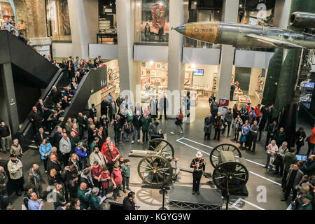 Londra, Regno Unito. Xi nov, 2017. Un royal marine bugler riproduce gli ultimi post e sveglia all'Imperial War Museum di Londra prima di due minuti di silenzio rispetto come parte di il giorno dell'armistizio che viene celebrata ogni anno il 11 novembre per contrassegnare la fine della prima guerra mondiale e l'armistizio firmato tra gli alleati della prima guerra mondiale e la Germania credito: amer ghazzal/alamy live news Foto Stock