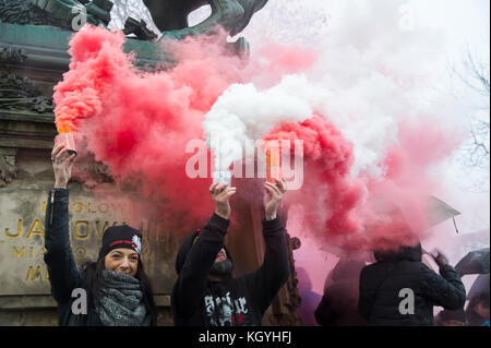 Gdansk, Polonia. Xi Nov, 2017. Il bianco e il rosso dei segnali di fumo durante l indipendenza nazionale Parade sul polacco giorno dell indipendenza nazionale a Danzica, Polonia. Xi Nov, 2017.. Credito: Wojciech Stróżyk/Alamy Live News Foto Stock