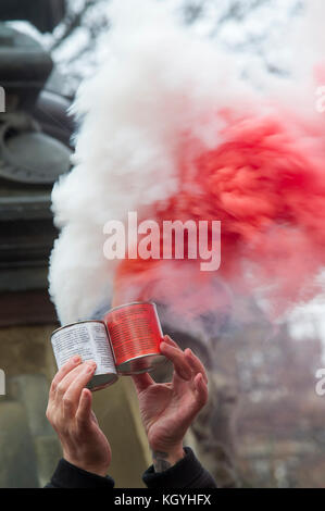 Gdansk, Polonia. Xi Nov, 2017. Il bianco e il rosso dei segnali di fumo durante l indipendenza nazionale Parade sul polacco giorno dell indipendenza nazionale a Danzica, Polonia. Xi Nov, 2017.. Credito: Wojciech Stróżyk/Alamy Live News Foto Stock