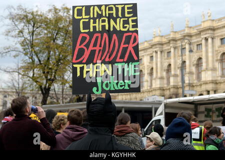 Vienna, Austria. Novembre 11, 2017. Dal 6 Novembre al 17, 2017, la XXIII CONFERENZA DELLE NAZIONI UNITE SUI CAMBIAMENTI CLIMATICI si svolgerà a Bonn. La gente sta prendendo per le strade di tutto il mondo per il loro futuro. A Vienna, una manifestazione si è tenuta sotto il motto "la protezione del clima - arrestare lo spostamento a destra". 2500 i partecipanti erano attesi. Chiamata per l'iniziativa di sistema non modifica il cambiamento climatico. La figura mostra un dimostratore indossando un cartello etichettato il cambiamento climatico Badder poi Joker . Credito: Franz Perc / Alamy Live News Foto Stock