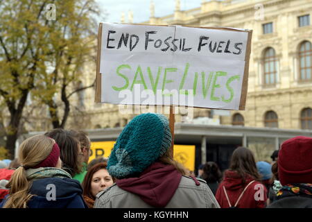 Vienna, Austria. Novembre 11, 2017. Dal 6 Novembre al 17, 2017, la XXIII CONFERENZA DELLE NAZIONI UNITE SUI CAMBIAMENTI CLIMATICI si svolgerà a Bonn. La gente sta prendendo per le strade di tutto il mondo per il loro futuro. A Vienna, una manifestazione si è tenuta sotto il motto "la protezione del clima - arrestare lo spostamento a destra". 2500 i partecipanti erano attesi. Chiamata per l'iniziativa di sistema non modifica il cambiamento climatico. La figura mostra un dimostrante che indossa una lavagna con la scritta fine COMBUSTIBILI FOSSILI a salvare vite umane. Credito: Franz Perc / Alamy Live News Foto Stock