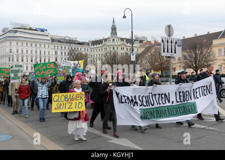 Vienna, Austria. Novembre 11, 2017. Dal 6 al 17 novembre 2017 si terrà a Bonn la 23rd Conferenza delle Nazioni Unite sui cambiamenti climatici. Le persone stanno prendendo per le strade di tutto il mondo per il loro futuro. A Vienna si è tenuta una dimostrazione sotto il motto "proteggere il clima - fermare il passaggio a destra”. erano attesi 2500 partecipanti. Appello per l'iniziativa cambiamento di sistema non cambiamento climatico. L'immagine mostra un banner con l'iscrizione 'Proteggi il clima, salva vite'. Credit: Franz PERC / Alamy Live News Foto Stock