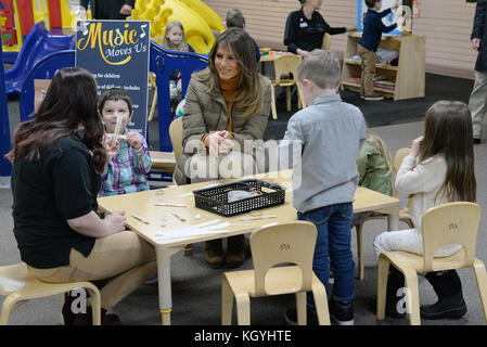 Ancoraggio, Alaska. 10 novembre 2017. U. La First Lady Melania Trump si unisce ai bambini militari nel programma Paws to Read all'Arctic Oasis presso Joint base Elmendorf-Richardson il 10 novembre 2017 ad Anchorage, Alaska. La first lady si fermò ad Anchorage dopo aver concluso la sua visita in Cina con il presidente. Crediti: Planetpix/Alamy Live News Foto Stock