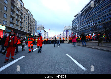 Varsavia, Polonia. Xi nov, 2017. Decine di migliaia di unire i nazionalisti marzo il giorno dell'indipendenza. Credito: madeleine ratz/alamy live news Foto Stock