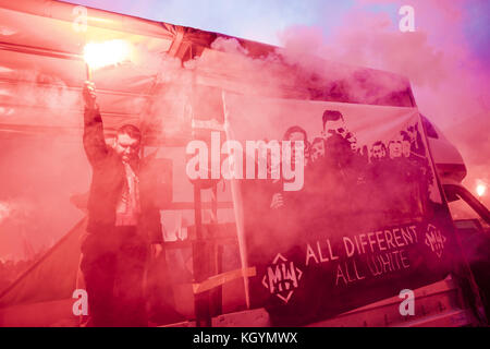 Varsavia, Mazovia, Polonia. 11 novembre 2017. Membro di un gruppo di estrema destra tiene un bagliore vicino a uno striscione razzista nelle strade di Varsavia per celebrare il giorno dell'indipendenza della Polonia. Crediti: Celestino Arce/ZUMA Wire/Alamy Live News Foto Stock