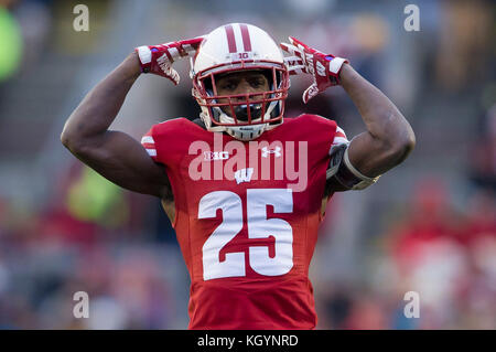 Madison, WI, Stati Uniti d'America. Xi Nov, 2017. Wisconsin Badgers cornerback Derrick Tindal #25 ottiene la sezione studenti forte prima di un terzo e un lungo tentativo di Iowa Hawkeyes durante il NCAA Football gioco tra l'Iowa Hawkeyes e Wisconsin Badgers a Camp Randall Stadium di Madison, WI. Wisconsin sconfitto Iowa 38-14. John Fisher/CSM/Alamy Live News Foto Stock