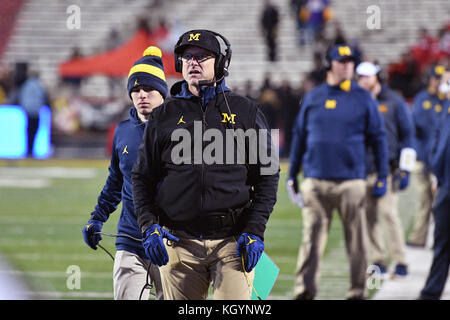 College Park, Maryland, Stati Uniti d'America. Xi Nov, 2017. Michigan ghiottoni head coach JIM HARBAUGH pattuglie il diversivo durante un grande 10 sale gioco del calcio giocato al Maryland Stadium in College Park, MD. Michigan beat Maryland 35-10. Credito: Ken Inness/ZUMA filo/Alamy Live News Foto Stock