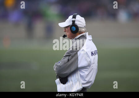 Manhattan Kansas, Stati Uniti d'America. Xi Nov, 2017. Kansas State Wildcats head coach Bill Snyder guarda il suo team dal margine durante il NCAA Football gioco tra il West Virginia alpinisti e il Kansas State Wildcats al Bill Snyder famiglia Stadium di Manhattan, Kansas. Kendall Shaw/CSM/Alamy Live News Foto Stock