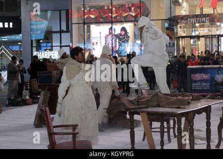 New York, NY, USA. 11th. Nov, 2017. Mohau Modisakeng, a Soweto, Sud Africa-base dell'artista eseguita "SION", un pezzo di danza, che featured 20 ballerini che trasportano beni personali, bagagli e mobili, emanazione della blisterato eredità di segregazione, spostamento violento colonialismo, e l apartheid coursing attraverso la storia sudafricana, su 11th. Novembre, 2017, presso la "crocevia del mondo', Times Square a New York City. Questo è stato l'ultimo dei tre prestazione della giornata che ha visto le esibizioni di Harlem e Central Park.© 2017 G. Ronald Lopez/DigiPixsAgain.us/Alamy Live News Foto Stock