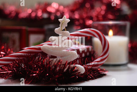 Le decorazioni di Natale colore rosso acceso la candela, vista frontale Foto Stock