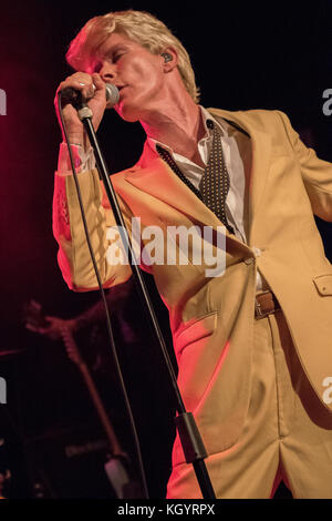 Assoluta di Bowie un incredibile suono Tribute band per l uomo stesso David Bowie esibirsi sul palco della Hertford Corn Exchange. Foto Stock