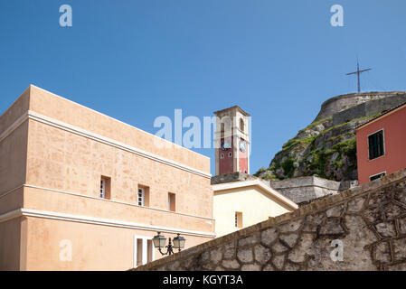 Il campanile e gli edifici all'interno della vecchia fortezza della città di Corfù in Grecia Foto Stock