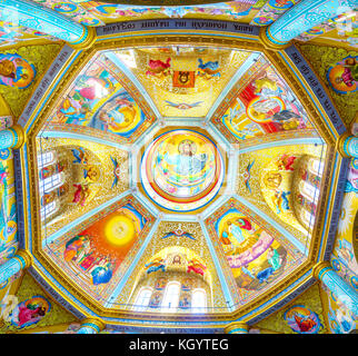 POCHAYIV, UCRAINA - 30 AGOSTO 2017: Imponente cupola decorata della Cattedrale della Trasfigurazione in mosaico, il 30 agosto a Pochayiv. Foto Stock