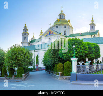 La cattedrale della Dormizione con cupole dorate è il principale edificio in pochaev lavra, luogo di pellegrinaggio dei fedeli ortodossi, Ucraina Foto Stock