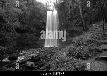 Henrhyd falls / sgwd henrhyd. a 90 piedi, questo è il più alto la cascata nel Galles del Sud. Foto Stock