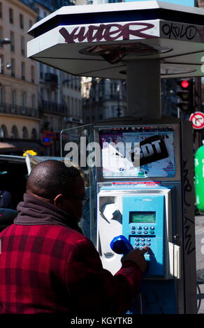 Ajax news foto. 06aprile 2006. Parigi, Francia. - Telefono pubblico - su uno della città Grand boulevards. foto:jonathan eastland/ajax ref: d1x60604 992 Foto Stock