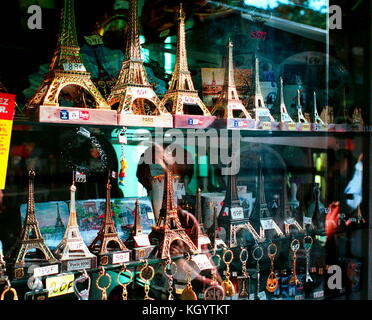 AJAXNETPHOTO. PARIGI, FRANCIA. - UN NEGOZIO DI SOUVENIR CHE VENDE MODELLI DELLA TORRE EIFFEL. FOTO: JONATHAN EASTLAND/AJAX RIF: FRA PAR 007 Foto Stock