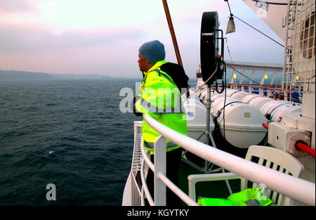 AJAXNETPHOTO.15 OCT 2006. GUERNSEY, C.I. - ANTI-PIRATERIA - TERRORISTA - SORVEGLIANZA DELLA SICUREZZA. UN MEMBRO DELL'EQUIPAGGIO DELLA LINEA QE2 SVOLGE IL SERVIZIO DI SORVEGLIANZA DI SICUREZZA. FOTO: JONATHAN EASTLAND/AJAX RIF: D61510 431 Foto Stock