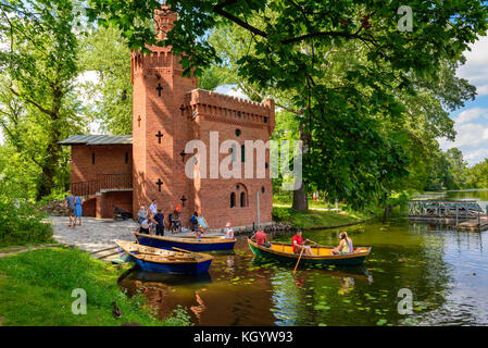 Wilanow, Varsavia - agosto 5, 2017: stilizzati per il castello medievale di costruzione della casa della pompa sul lago del parco di Wilanow Palace area. la Polonia. Foto Stock