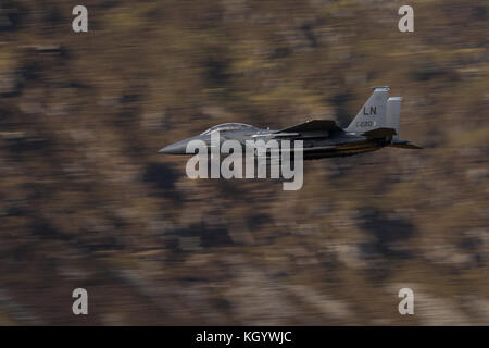 AF 97 220 F-15E Strike Eagle effettuare bassa battenti trainin in Galles. Foto Stock