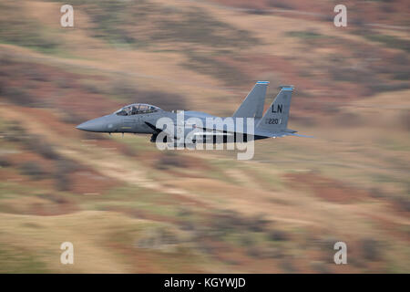 AF 97 220 F-15E Strike Eagle effettuare bassa battenti trainin in Galles. Foto Stock