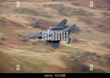 AF 97 220 F-15E Strike Eagle effettuare bassa battenti trainin in Galles. Foto Stock