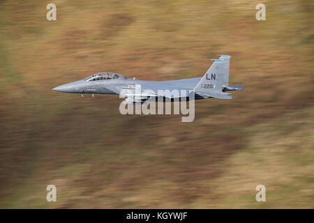 AF 97 220 F-15E Strike Eagle effettuare bassa battenti trainin in Galles. Foto Stock