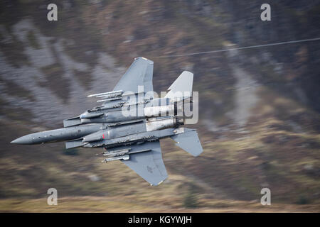 AF 97 220 F-15E Strike Eagle effettuare bassa battenti trainin in Galles. Foto Stock