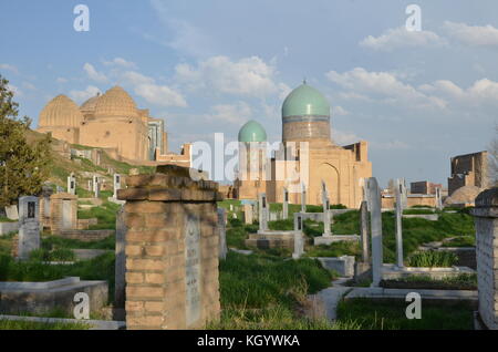 Shah-i-Zinda necroplis con cimitero musulmano con mausolei, tombe e sepolcri durante il tramonto. Foto Stock