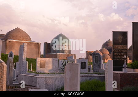 Shah-i-Zinda Necroplis con cimitero musulmano con mausolei, tombe e tombe durante il tramonto. Foto Stock