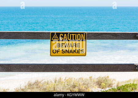 Attenzione attenzione di serpenti segno sopra le dune a nord di Cottesloe, Perth, Western Australia Foto Stock