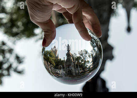 Canada Quebec city fontana monumento di fede della donna nella parte anteriore del chateau frontenac più famosa attrazione turistica del patrimonio mondiale Unesco Foto Stock