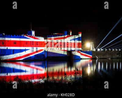 Il castello di Leeds fuochi d'artificio spettacolari, Maidstone, Kent, Regno Unito - 05 novembre 2017 Foto Stock