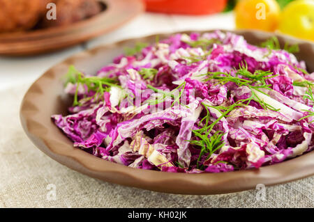 Vitamina fresca insalata di cavolo cinese e verdi. close-up Foto Stock