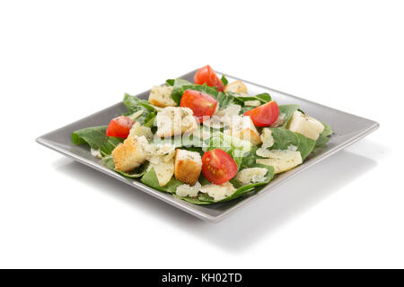 Insalata Caesar nella piastra isolata su sfondo bianco Foto Stock