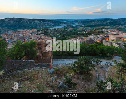 Sunrise vecchio centro medievale stilo famos calabria village vista, sud italia cattolica medievale di stilo chiesa bizantina di fronte. Foto Stock