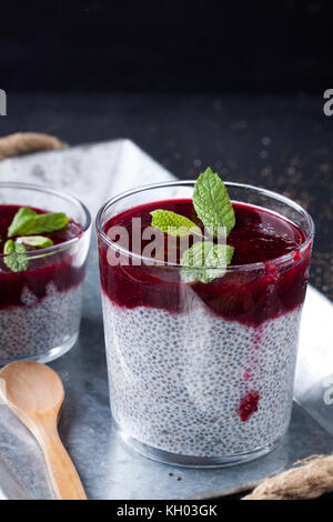 Semi di chia pudding con salsa di lamponi Foto Stock