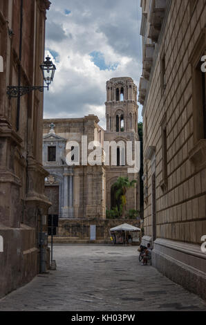 Palermo, Sicilia, Italia - 7 Settembre 2017: vista del campanile della chiesa della Martorana (Santa Maria dell'Ammiraglio) , Palermo. Sicilia. Foto Stock