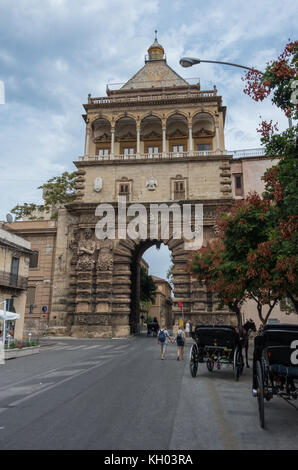 Palermo, Sicilia, Italia - 7 Settembre 2017: la storica Porta Nuova a Palermo, Sicilia, Italia Foto Stock