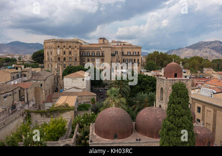 Il famoso rosso delle cupole della chiesa di San Giovanni degli Eremiti (San Giovanni degli Eremiti e il Palazzo dei Normanni (Palazzo dei Normanni) - Palermo, Sic Foto Stock