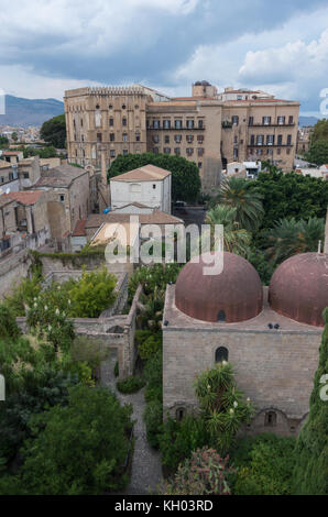 Il famoso rosso delle cupole della chiesa di San Giovanni degli Eremiti (San Giovanni degli Eremiti e il Palazzo dei Normanni (Palazzo dei Normanni) - Palermo, Sic Foto Stock