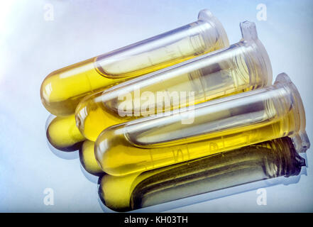 Parecchie fiale in laboratorio, immagine concettuale Foto Stock
