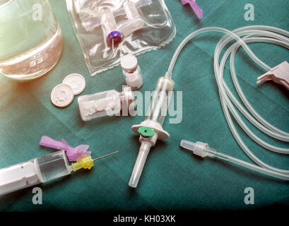 Più fiale siringa e in laboratorio, immagine concettuale Foto Stock
