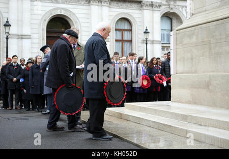Le corone vengono deposte durante il servizio annuale di memoria della Western Front Association al Cenotaph, Whitehall, Londra. Foto Stock