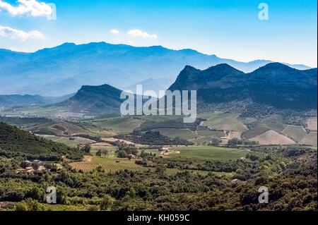 Europa. Francia. Corsica. Haute-Corse. Patrimonio. Vigneti e montagne del Patrimonio Foto Stock
