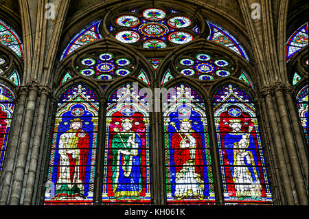 La Francia. Seine-Saint-Denis (93). Basilica di Saint-Denis. Necropoli dei re di Francia. Le finestre di vetro macchiate adornano la Cattedrale Foto Stock